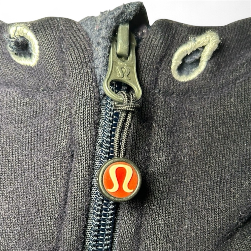 Unisex. Vintage Lululemon Hooded Jacket (Circa Early 2000s). Dark Blue. Size S. - Picture 2 of 6